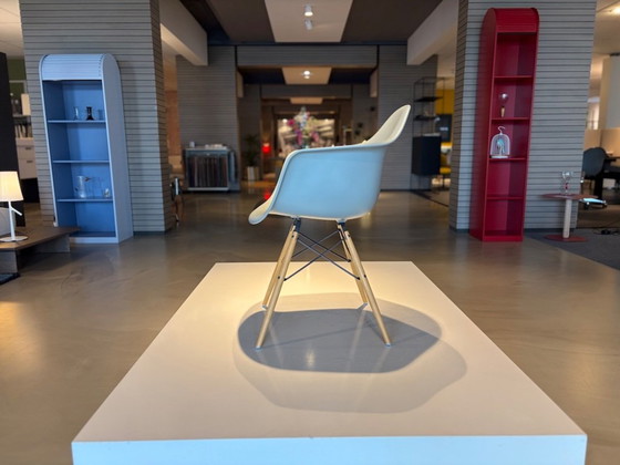 Vitra Eames Plastic Armchair DAW – Side chairs (photo 3 of 3)