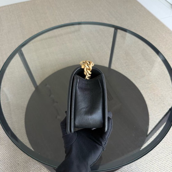 Image 1 of Borsa Chanel Boy Medium - Caviar 25 cm trapuntata con finitura granulata dorata Serie 24