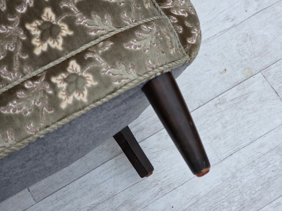 Image 1 of 1960er Jahre, dänischer Sessel, hellgrüner Möbelvelours, Beine aus Teakholz.