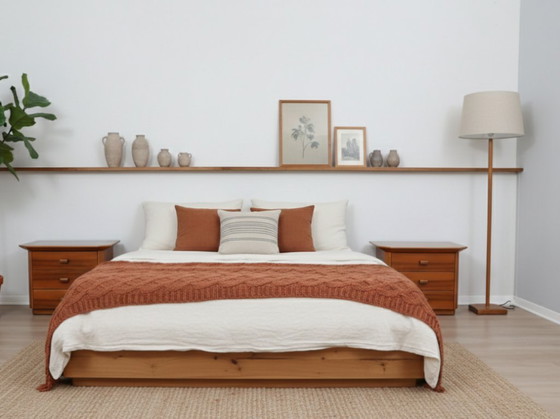 Image 1 of Paar Nachttische aus massivem Walnussholz, Ende der 1970er Jahre