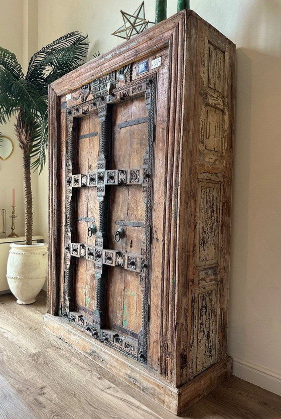 Image 1 of Armoire à porte sculptée à la main, ancienne, de style indien – meuble en bois unique / pièce maîtresse (213 cm)