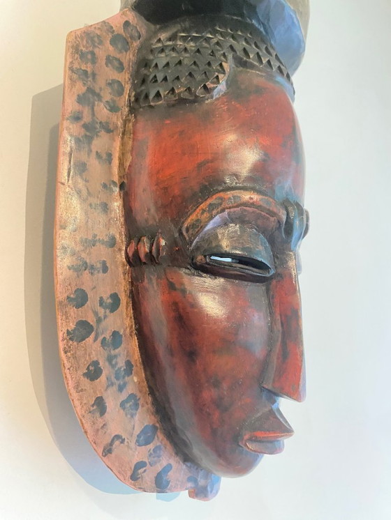 Image 1 of West-Afrikaans houten masker met vogelbekroning – handgesneden, 20e eeuw