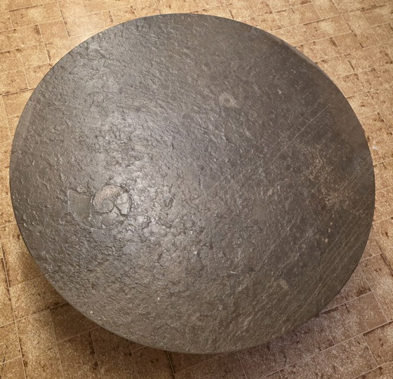 Studio Draenert Brutalist Coffee table – Round Oil Shale with Fossils (Ø 120cm) – Stone (photo 2 of 5)