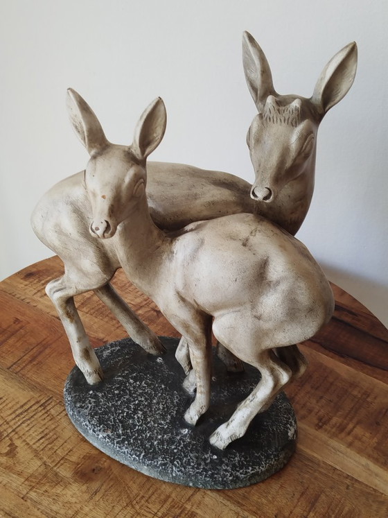 Bellissima scultura in gesso in stile Art Déco raffigurante una coppia di caprioli (circa 1930-40). (photo 8 of 15)