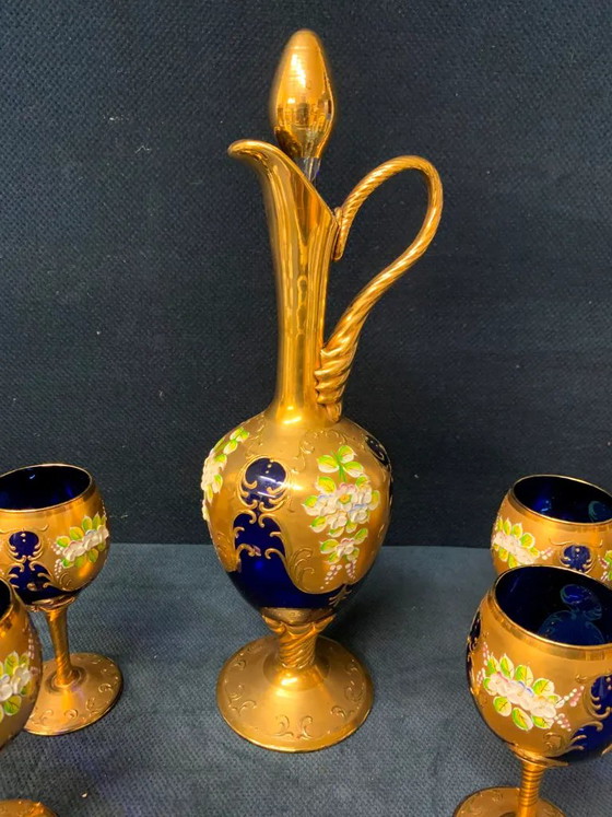 Service à décanter en verre de Murano avec six verres à vin, feuille d'or 24 carats – Bleu. (photo 2 of 5)