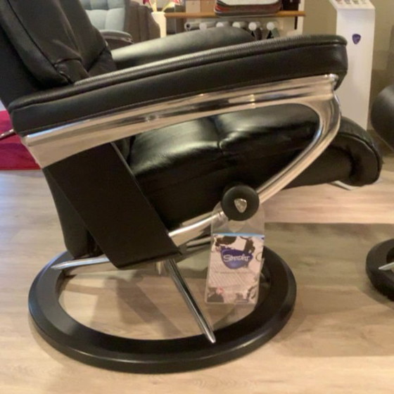 Image 1 of Sillón reclinable Stressless View con otomana
