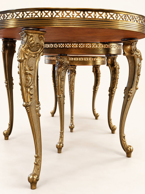 Set antico di tre tavolini a incastro in elegante forma a rene – Bronzo, Rame (photo 6 of 7)