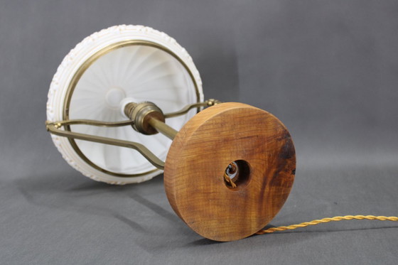 Image 1 of Lampe de table en laiton restaurée des années 1930 avec base en bois et abat-jour en verre