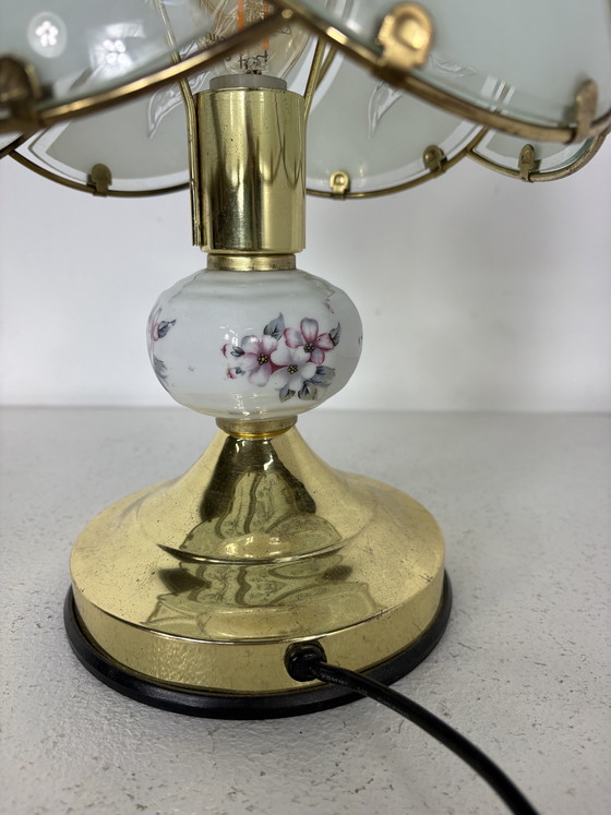 Image 1 of Vintage Hollywood Regency table lamp – brass, porcelain with flowers and etched frosted glass – with touch control on the base