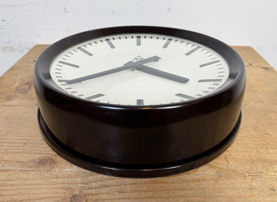 Image 1 of Industriële bakelieten fabriekswandklok van Pragotron, jaren 60