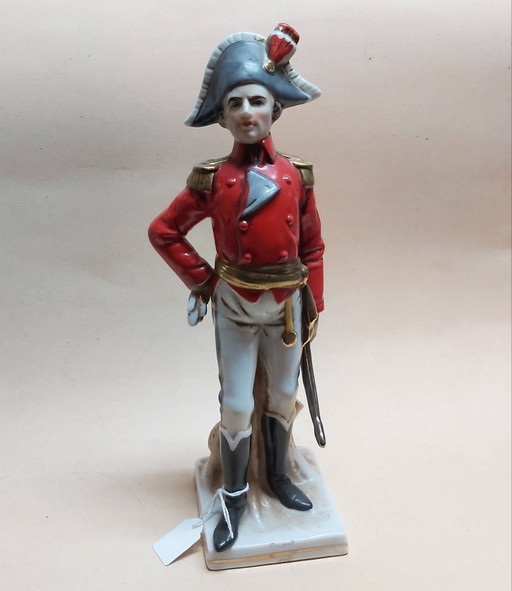 Sculpture en porcelaine d'un officier militaire de l'époque napoléonienne.
