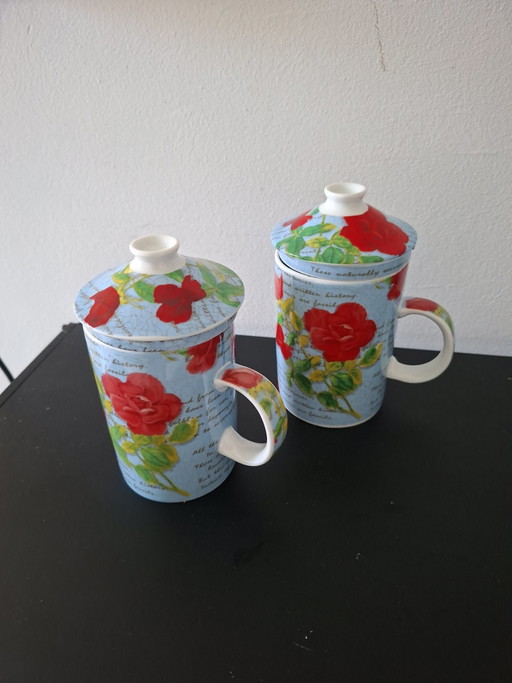 Tazza da tè in ceramica con coperchio e filtro.