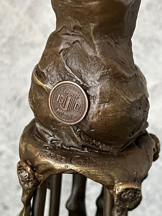 Image 1 of Estatua de bronce elegante dama sentada en taburete de bar