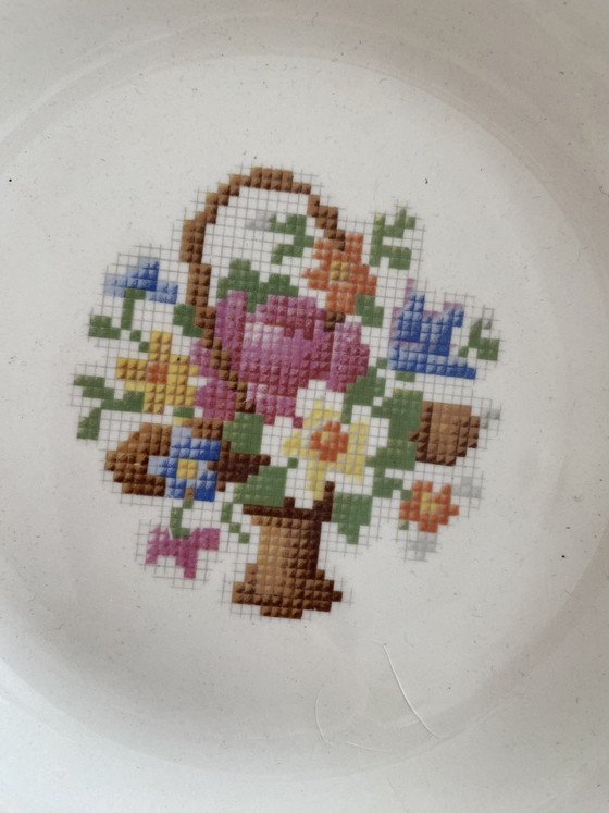 Image 1 of Cesta de porcelana Salem, fabricada en EE. UU. aproximadamente en 1950.