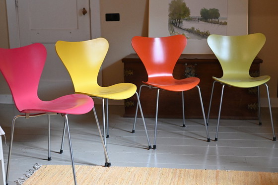 Image 1 of 4 Original Fritz Hansen Butterfly dining chairs. Design by Arne Jacobsen