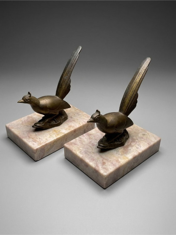 Image 1 of Pair of Art Deco bookends with birds – patinated spelter and pink marble – vintage – 1930s