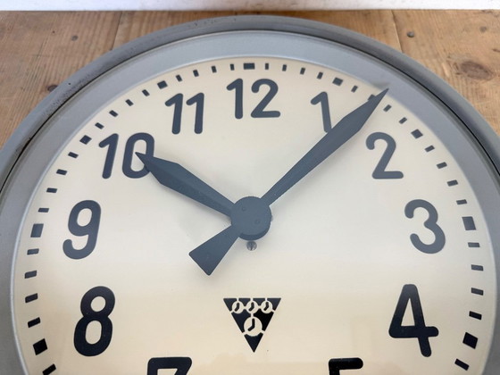 Image 1 of Industriële fabriekswandklok van Pragotron, jaren 60