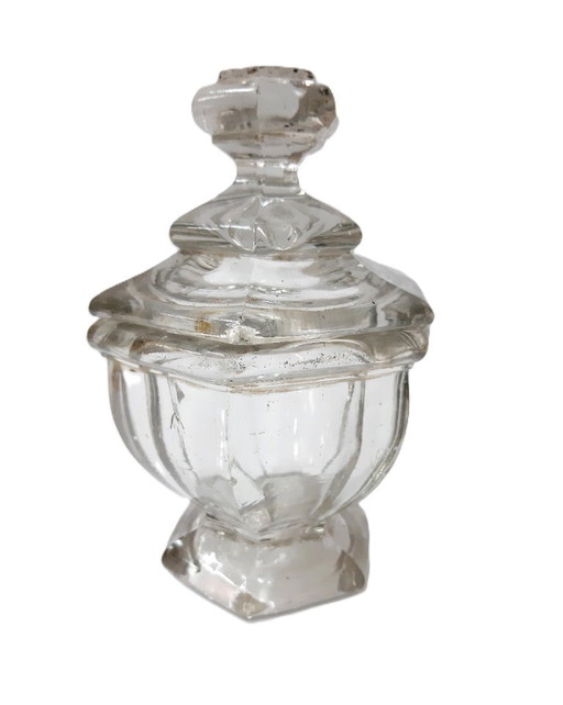 Oude apothekerspot van glas met deksel, antiek