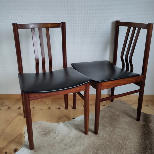 Due sedie da pranzo dal design scandinavo