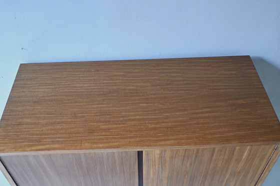 Image 1 of Precioso y elegante aparador/vitrina de pared de mediados de siglo.