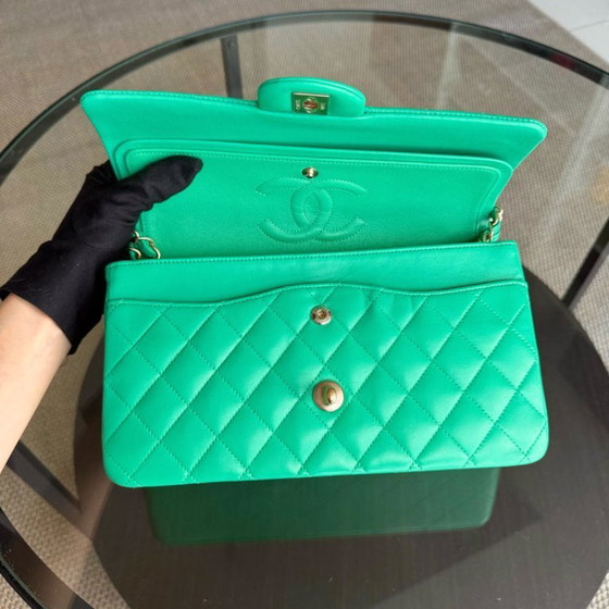 Image 1 of Borsa Chanel Classic Flap Medium - 25 cm in pelle di agnello trapuntata verde con finiture dorate, serie 18