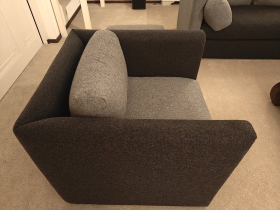 Zona de estar con sofá otomano y sillón Hay Hackey – Textile (photo 3 of 7)