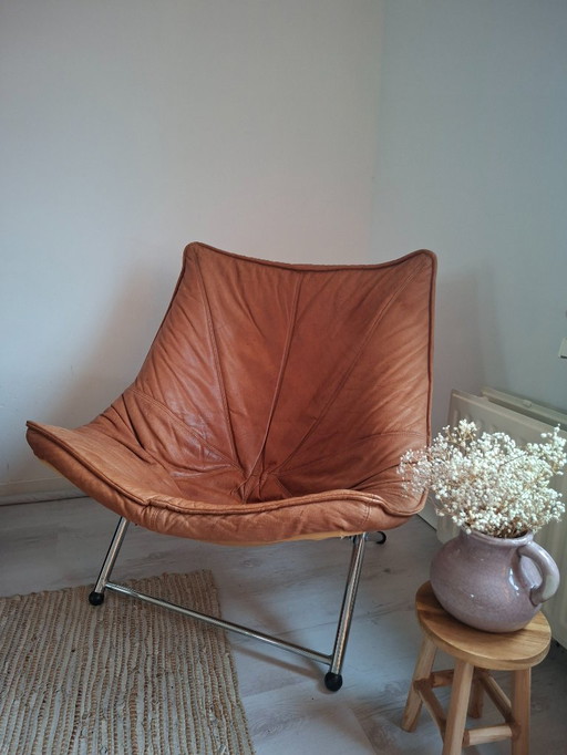 Poltrona lounge in pelle cognac di Teun Van Zanten / Molinari, pezzo di design caldo ed elegante