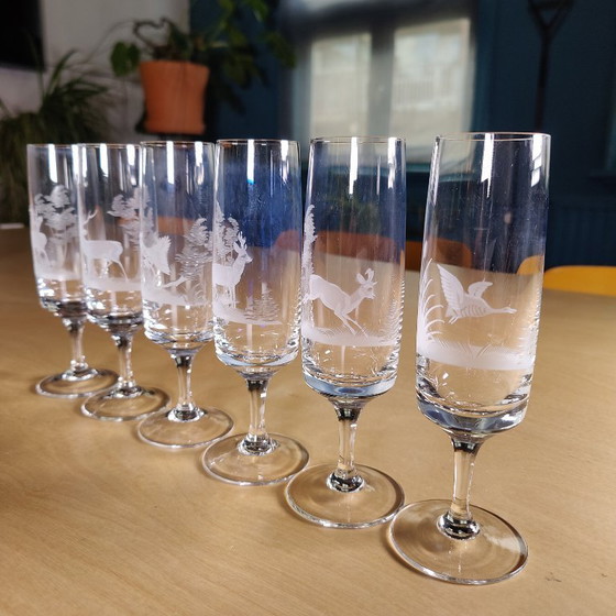 Image 1 of Elegantes Set aus 6 Kristallsektgläsern, fein graviert mit einer Jagdszene