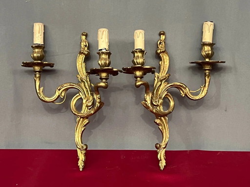 Een paar vergulde, massief bronzen wandlampen in rococostijl. (photo 2 of 8)