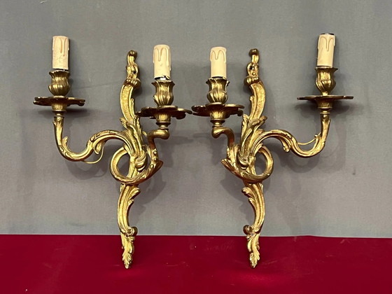 Een paar vergulde, massief bronzen wandlampen in rococostijl. (photo 2 of 8)