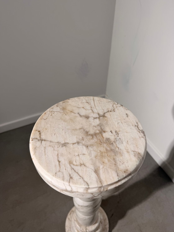 Columna de pedestal de mármol antiguo – Mesas auxiliares (photo 3 of 4)