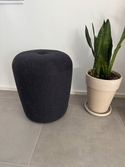 Set van twee Signet Zapallo designkrukjes – antraciet – wollen vilt – uitstekende staat