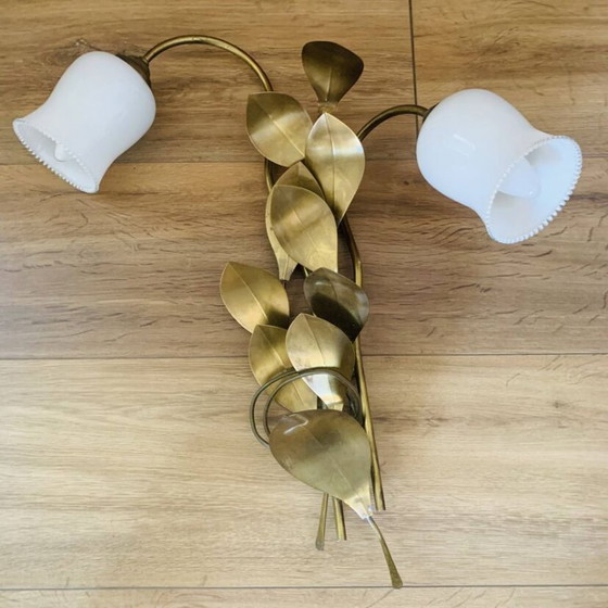 Image 1 of Aplique de pared floral con 2 luces en latón y cristal opalino, – años 50/60