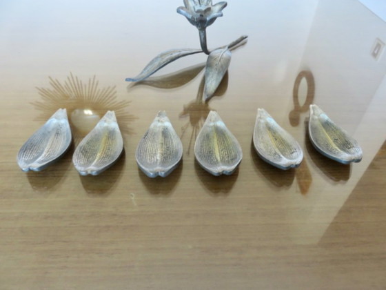 Set di 6 posacenere a forma di fiore, in bronzo argentato, Francia, circa 1960 o 1970 – Oggetti decorativi (photo 3 of 16)