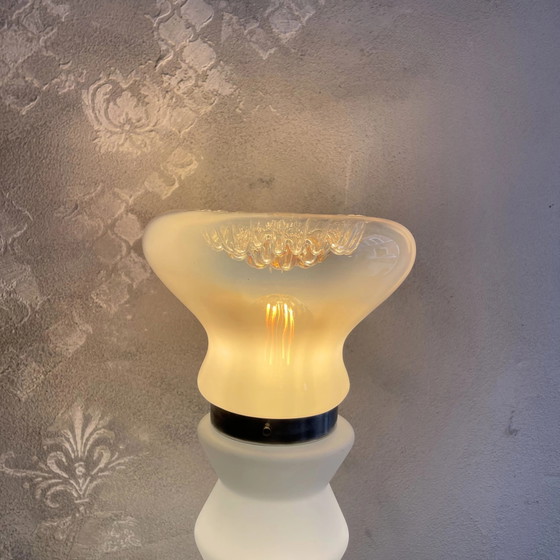 Lampada da tavolo Space Age in vetro di Murano e opalino anni '80, Attribuibile a MAZZEGA – Home Design (photo 12 of 15)