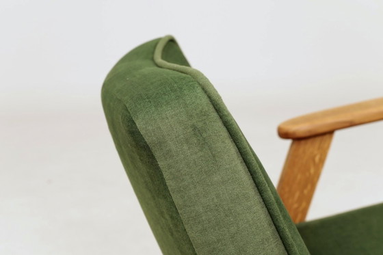 Image 1 of Par de sillas de mediados de siglo, terciopelo verde oliva 720