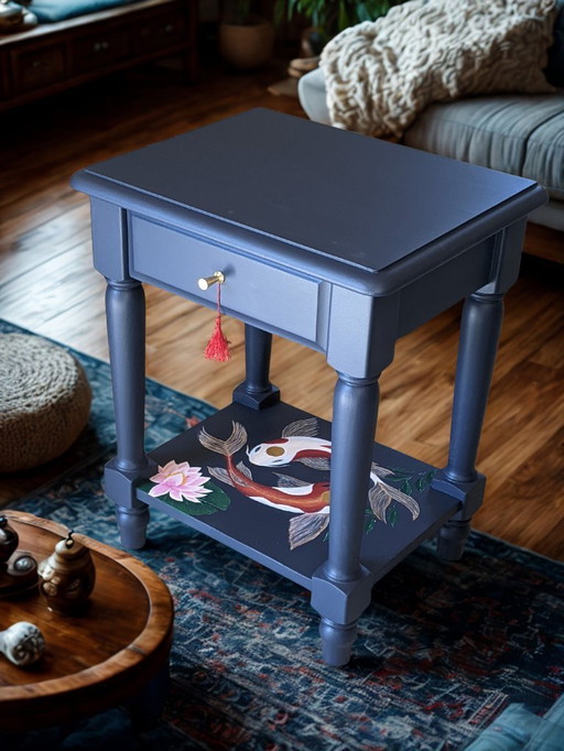 Restaurierter antiker Nachttisch, tiefblaue, matte Lackierung, handbemalte Koi-Karpfen-Verzierung