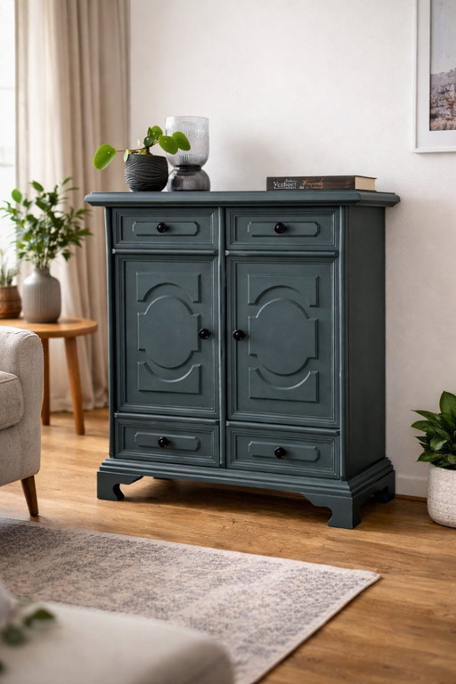 Aufgearbeiteter Holzschrank in dunkler Farbe – Vintage-Look