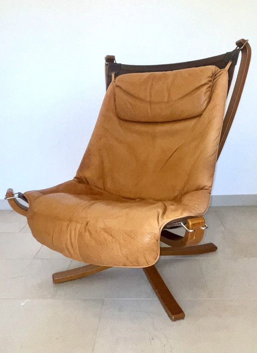 Vintage Falcon fauteuil (hoge rugleuning) en poef – Sigurd Resell, Vatne Møbler (jaren 70)
