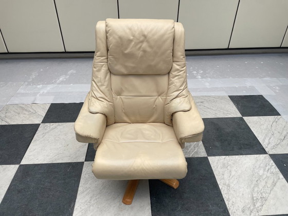 Drehbarer Relaxsessel aus cremefarbenem Leder, Verstellbarer relaxsessel, Holz, Retro (Foto 5 von 11)