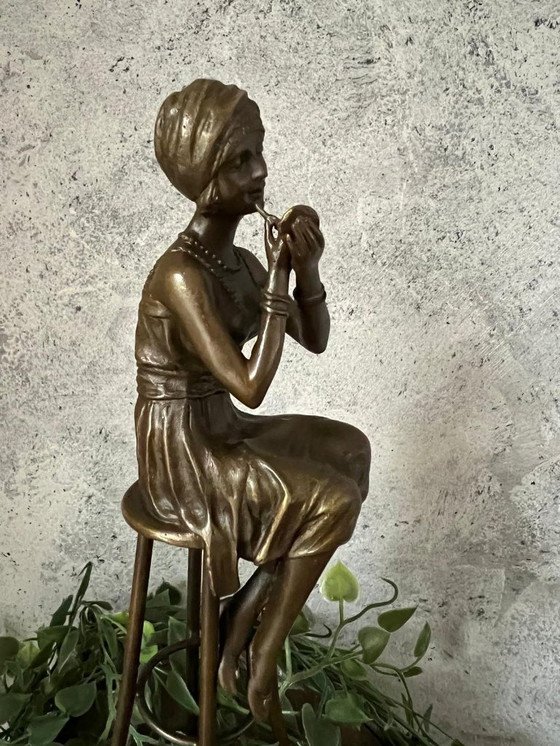 Image 1 of Bronzestatue – Elegante Dame auf einem Hocker im Charleston-Stil