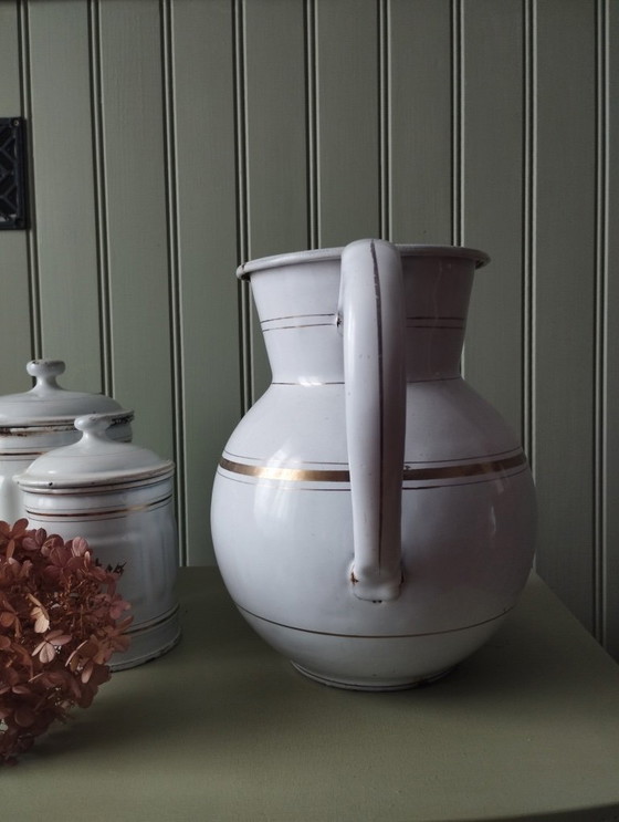 Image 1 of Großer, bauchiger Krug aus weiß emailliertem Metall mit Goldrand
