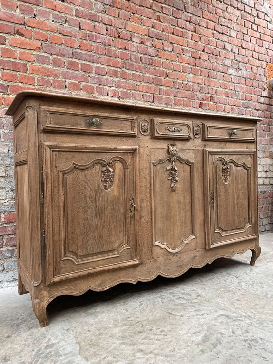 Image 1 of Credenza/buffet in stile rustico in rovere massello con intagli in legno.