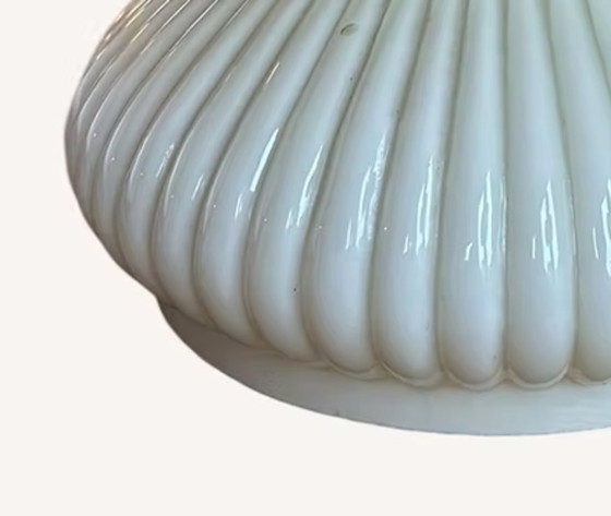 Image 1 of Abat-jour opalin blanc jaunâtre à structure côtelée