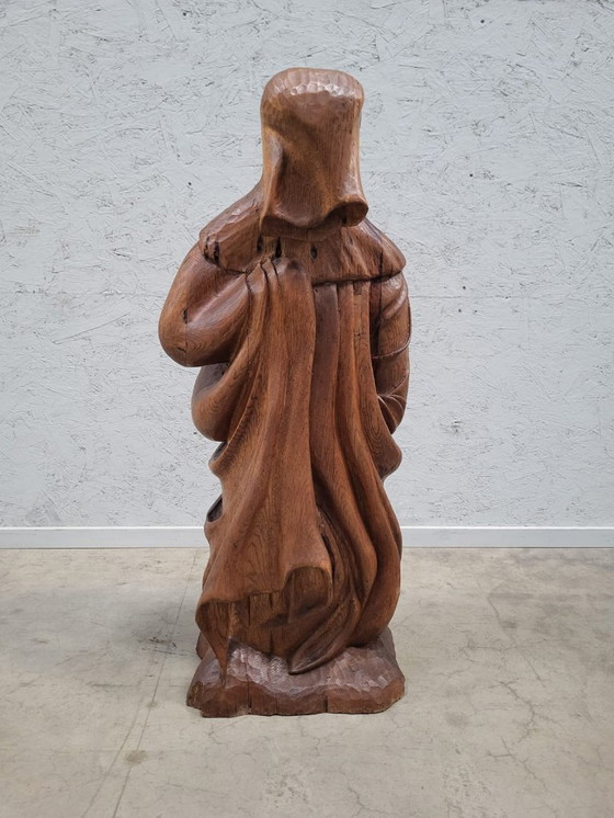 Image 1 of Sculpture en chêne d'un pleureur d'après Claus Sluter, signée R. Van Riet, 92 cm de haut.