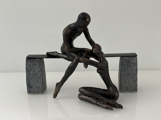 Image 1 of Statua moderna di due persone su una panchina