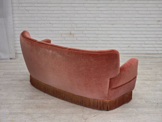 Image 1 of Deense driezitsbank uit de jaren 70, gebogen model, roze meubelvelours.
