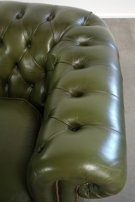 Très beau canapé Chesterfield 2,5 places en cuir de vachette vert de style anglais avec un superbe look (photo 8 of 13)