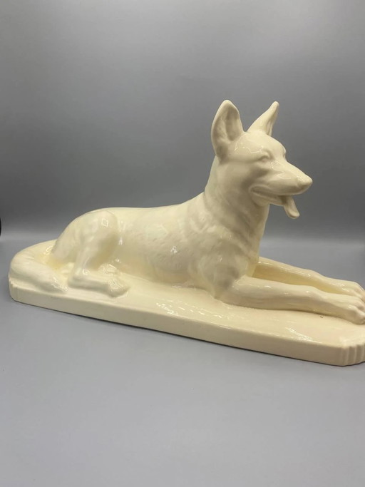 Lying German Shepherd in ivory enameled ceramic, Digoin Sarreguemines, Art Deco – decoratieve objecten