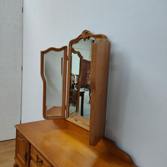 Image 1 of Tavolo da trucco vintage in stile Queen Anne, con specchio a trittico.